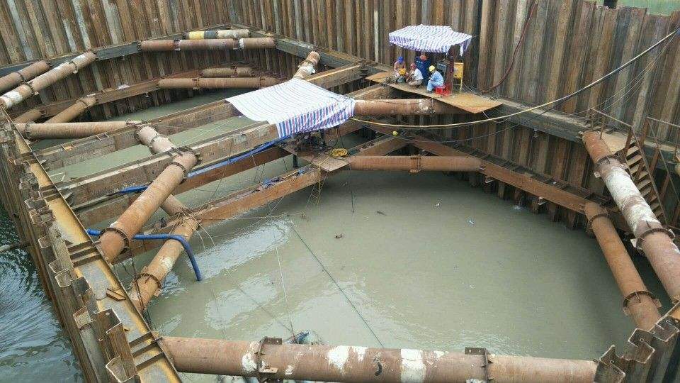 水下钢围堰清淤